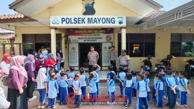 
					Anak PAUD KB Permata Bunda Kunjungi Polsek Mayong, Belajar Profesi Polisi dengan Ceria