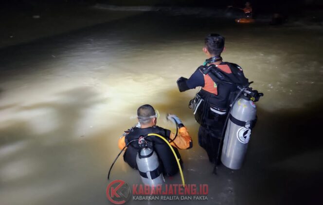 
					Dua Remaja Tegal Hilang Terseret Arus Saat Bikin Konten Terjun dari Jembatan Sungai Gung
