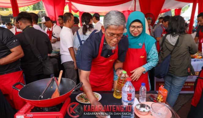 
					Sekda Jateng Sumarno Masak Cap Cay Bersama Istri di Fiesta Fest 2025, Ajak Masyarakat Terapkan Pola Makan Sehat