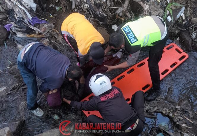 
					Motor Oleng Masuk Parit di Depan Kantor PLN Ungaran, Ibu dan Anak Luka-Luka Dilarikan ke RS