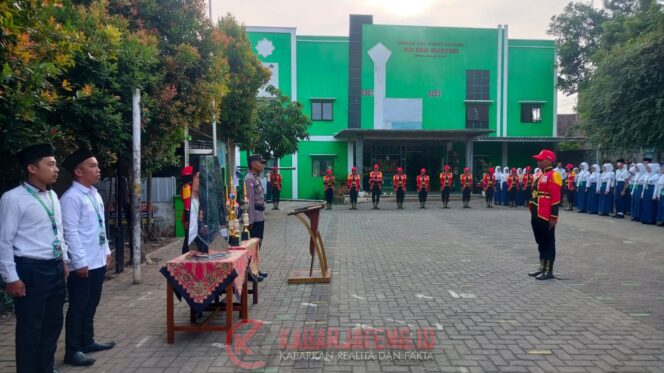 
					Bhabinkamtibmas Polsek Kembang Jadi Irup di MTs KRM Marzuki, Ajak Pelajar Jauhi Kenakalan Remaja