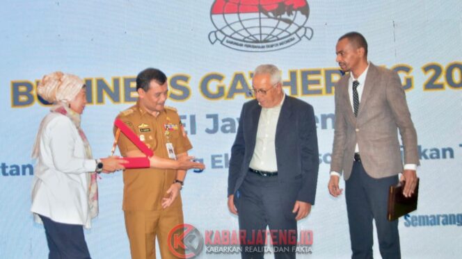 
					Jawa Tengah Jadi Magnet Investasi, Gubernur Ahmad Luthfi: Iklim Kondusif, Ekspor Melaju Pesat