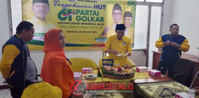 
					Ketua DPD Partai Golkar Kota Semarang, Erry Sadewo memotong tumpeng dalam rangka syukuran HUT Golkar ke-61