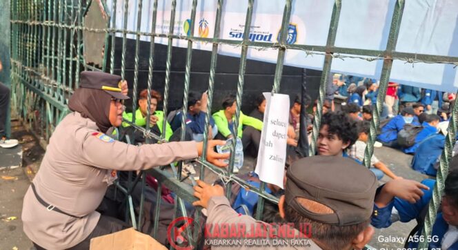 
					Aksi Damai Mahasiswa di Depan Kantor Gubernur Jateng Warnai Pengamanan Humanis Aparat