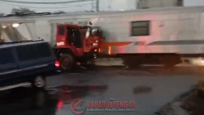 
					KA Harina Tertemper Truk di Kaligawe, KAI Daop 4 Semarang Lakukan Evakuasi dan Normalisasi Jalur