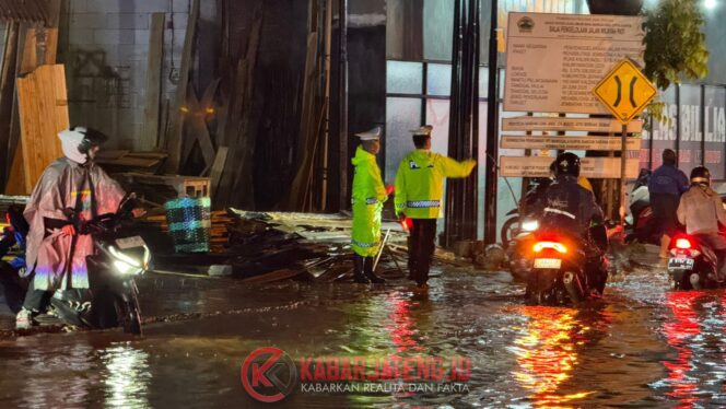 Polisi Jepara Tetap Bertugas di Tengah Hujan Deras, Jaga Kelancaran Lalu Lintas dan Bantu Warga