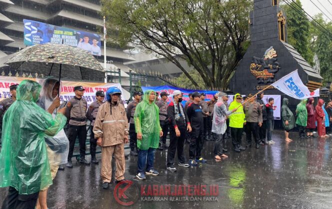 
					Polrestabes Semarang Kawal Aksi Buruh di Tengah Hujan dengan Humanis