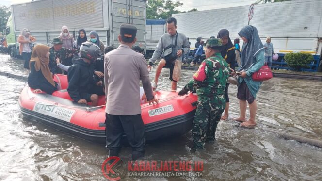 
					Polsek Genuk Terjunkan Personel Bantu Warga dan Atur Arus Lalu Lintas Akibat Genangan Air
