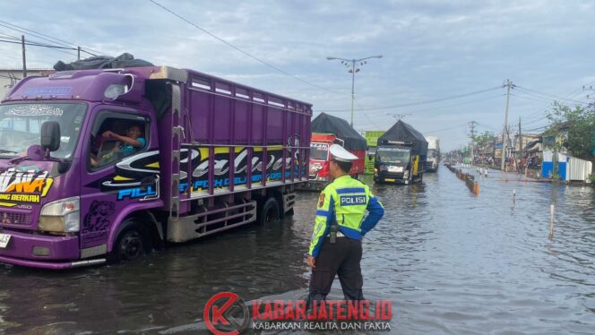 
					Polres Demak Terapkan Rekayasa Lalu Lintas dan Evakuasi Warga di Tengah Banjir Pantura