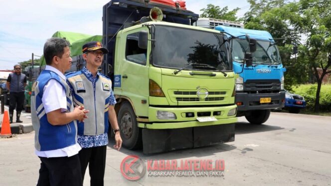 
					Kemacetan Jalur Pantura Demak–Semarang Berangsur Terurai, Pemprov Jateng dan Polisi Atur Lalu Lintas di Titik Banjir