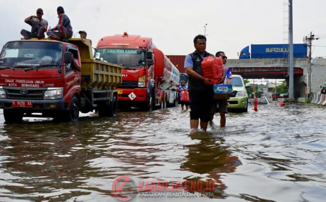 Dua Hari Terjebak Banjir, Sopir Truk Bersyukur Terima Bantuan Makanan dari Pemprov Jateng
