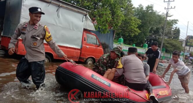 Polrestabes Semarang Bantu Warga dan Atur Pengalihan Arus di Jalur Kaligawe-Genuk yang Terendam Banjir