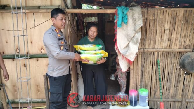 
					Rumah Bambu Roboh Diterpa Angin Kencang, Polres Semarang Sigap Bantu Warga Bergas