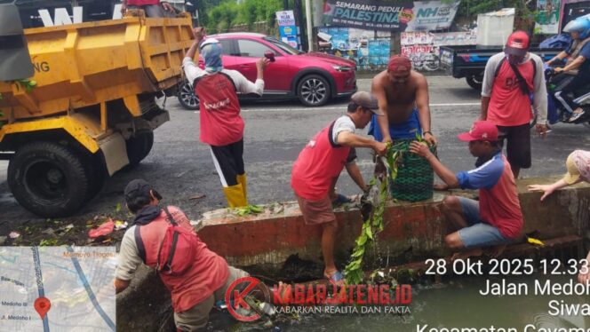 
					DPU Kota Semarang Siaga di Tengah Hujan, Petugas Lapangan Bersihkan Sampah dari Saluran Air