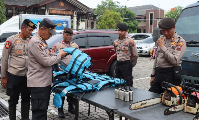 
					Hadapi Musim Hujan, Polres Demak Siagakan Personel dan Peralatan SAR