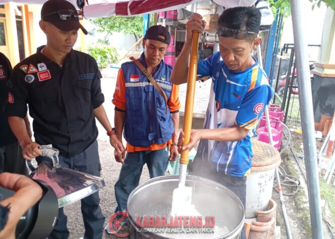 
					Pemprov Jateng Dirikan Dapur Umum, Pasok Ribuan Makanan Siap Saji untuk Pengungsi Banjir