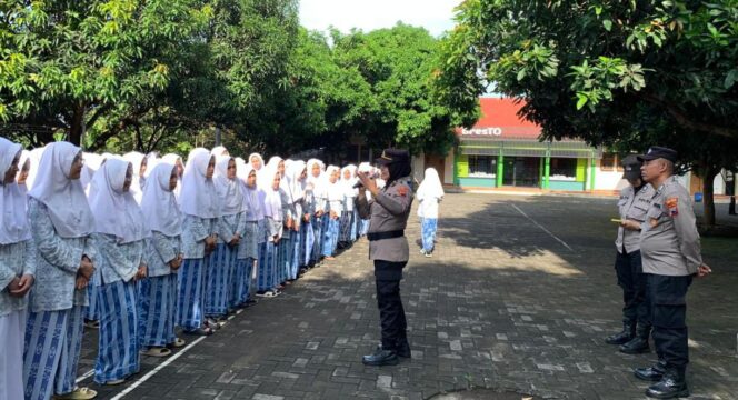 
					Cegah Kenakalan Remaja, Satbinmas Polres Jepara Edukasi Santri di Ponpes Balekambang