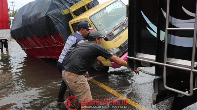 
					Aksi Tanggap Petugas Dishub Jateng di Kaligawe: Evakuasi Truk Hingga Antar Warga Terjebak Banjir