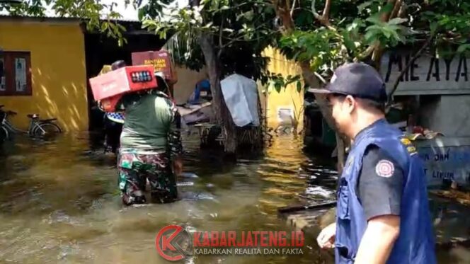 Warga Adukan Kondisi ke Gubernur, Bantuan Langsung Tiba di Tengah Banjir