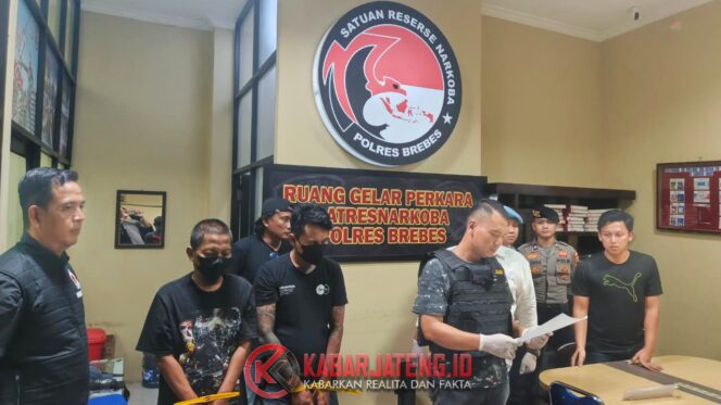 
					Dua Pengedar Ganja Ditangkap di Bumiayu, Polisi Amankan Lebih dari Setengah Kilogram Barang Bukti