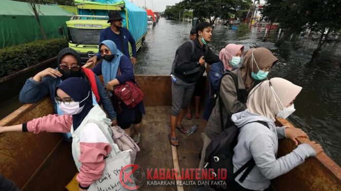 
					Warga Kota Semarang rela naik Bak Truk saat pulang kerja, karena banjir di wilayah Kawasan Industri Kaligawe, Kota Semarang, Jawa Tengah, Rabu (29/10). (BNPB/Danung Arifin)