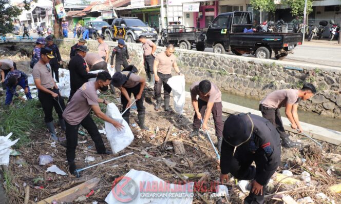 
					Sinergi TNI–Polri dan Warga Kendal Bersihkan Sungai Aji untuk Cegah Banjir Musim Hujan