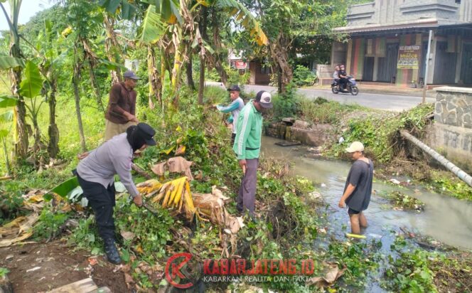 
					Musim Hujan Tiba, Bhabinkamtibmas Mayong Ajak Warga Jepara Gotong Royong Bersihkan Parit