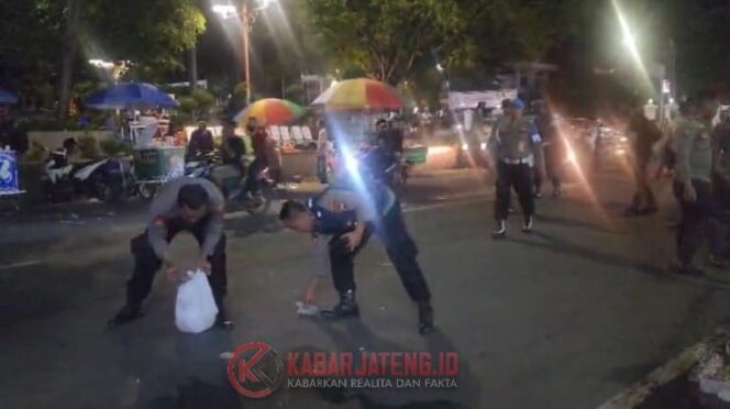 
					Usai Amankan Sidang Pansus, Personel Polresta Pati Gelar Aksi Bersih-Bersih Lingkungan DPRD