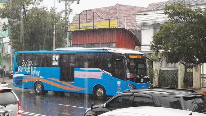 
					BUS KORIDOR 1: Koridor 1 Trans Semarang adalah salah satu koridor Trans Semarang yang melayani rute dari Mangkang yang berada di ujung barat Kota Semarang menuju Penggaron yang berada di ujung timur Kota Semarang | Foto: Wikipedia.