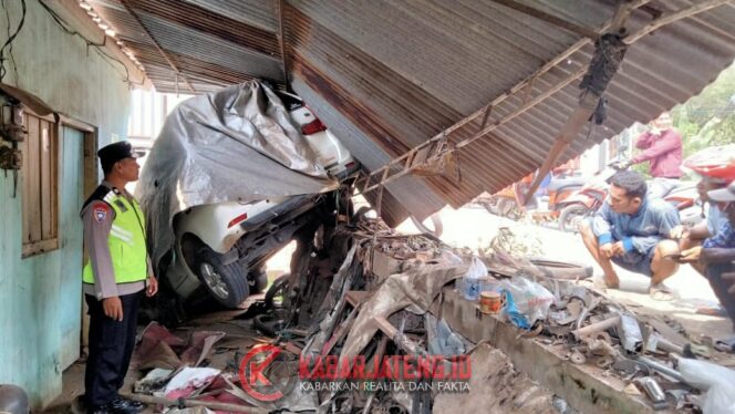 
					Avanza Tabrak Bengkel di Kedungwuni, Diduga Sopir Alami Microsleep