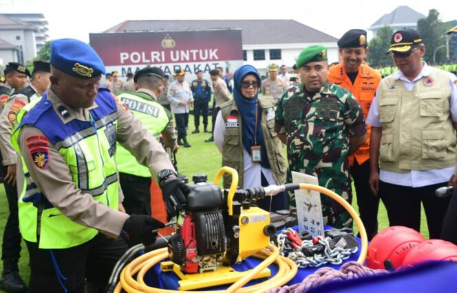 
					Kasdam IV/Diponegoro Ikuti Apel Kesiapsiagaan Penanganan Bencana Hidrometeorologi di Polda Jateng