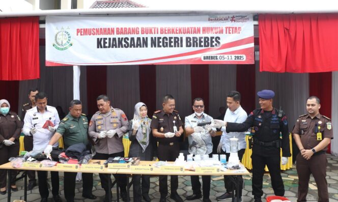 
					Kejari Brebes Musnahkan Ribuan Obat-obatan Terlarang dan Satu Senpi