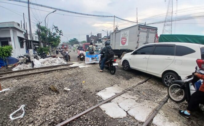 
					Perbaikan Jalur Rel di JPL Kaligawe Diperpanjang, KAI Daop 4 Semarang Imbau Pengguna Jalan Waspada