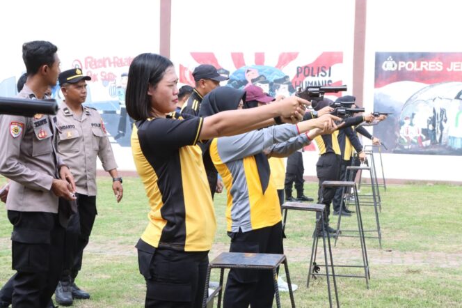 
					Polres Jepara Asah Kemampuan Personel Lewat Latihan Menembak di Lapangan Bhayangkara