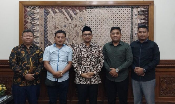 
					Firma Hukum GDEZ Jalin Silaturahmi dengan Bupati Batang, Bahas Sinergi Pembangunan dan Tata Kelola Pemerintahan