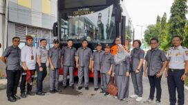 KOMISI C DPRD KOTA SEMARANG: Rombongan Anggota DPRD Komisi C Kota Semarang dalam kunjungan uji coba Bus Listrik BLU Trans Semarang.