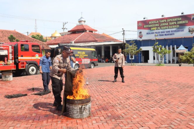 
					Bhabinkamtibmas Polres Jepara Diberi Pelatihan Penanganan Kebakaran, Siap Jadi Polisi Penolong di Tengah Masyarakat