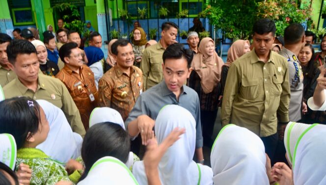 
					Wapres Gibran dan Gubernur Ahmad Luthfi Tinjau Program Makan Bergizi Gratis di Salatiga, 6,3 Juta Warga Jateng Sudah Terlayani