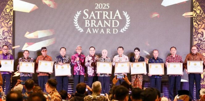 
					Ahmad Luthfi dan Taj Yasin Dianugerahi Satria Leader Award 2025