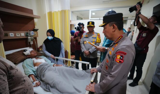 
					Kapolri Jenderal Listyo Sigit Jenguk Korban Ledakan SMAN 72 di RSI Cempaka Putih