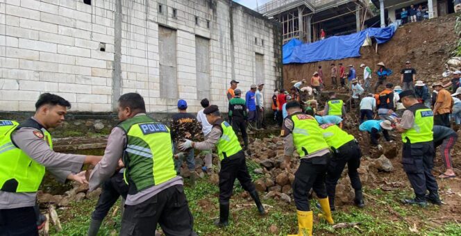 
					Sinergi Polres Temanggung dan Warga Bersihkan Material Longsor di Kecamatan Bulu