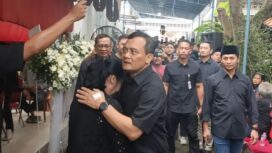 Gubernur Jateng, Ahmad Luthfi saat melayat ke rumah duka. (Foto: kabarjateng.id)