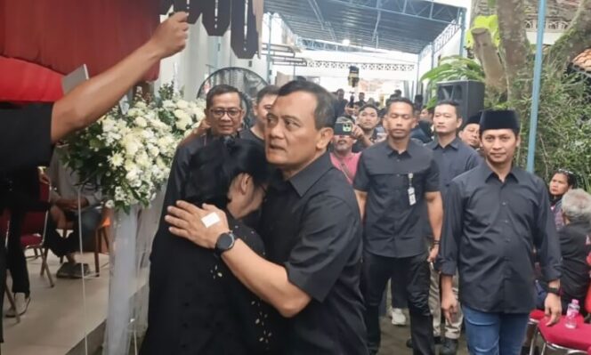 
					Gubernur Jateng, Ahmad Luthfi saat melayat ke rumah duka. (Foto: kabarjateng.id)