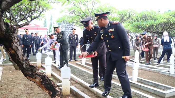 
					Upacara Hari Pahlawan 2025 di Brebes Berlangsung Khidmat, Kapolres Brebes Pimpin Ziarah di TMP Kusuma Tama