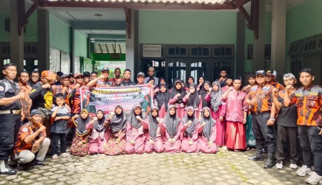 
					Sentuhan Kasih Pemuda Pancasila di HUT ke-66: Santuni Anak Yatim dan Potong Tumpeng Bersama