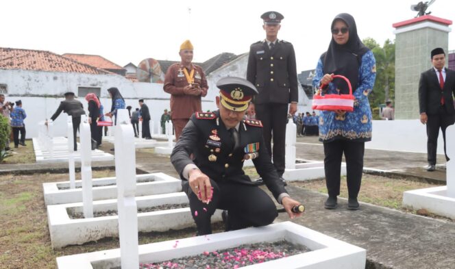 
					Kapolres Demak Pimpin Ziarah Nasional, Ajak Masyarakat Teladani Nilai Perjuangan Pahlawan