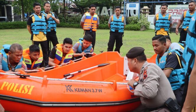 
					Polres Demak Latih Personel Samapta, Perkuat Kesiapsiagaan Hadapi Bencana Musim Hujan