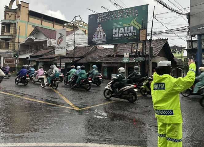 
					Meski Diguyur Hujan, Personel Polres Jepara Tetap Siaga Atur Arus Lalu Lintas