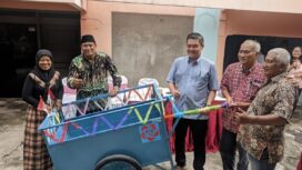 Penyerahan bantuan gerobak sampah, mendukung aktivitas kelola sampah warga dari Anggota Komisi C DPRD Kota Semarang, Irwan Leokita Wiharto Karunia | foto: Reza