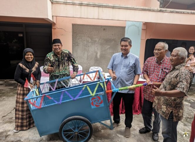 
					Penyerahan bantuan gerobak sampah, mendukung aktivitas kelola sampah warga dari Anggota Komisi C DPRD Kota Semarang, Irwan Leokita Wiharto Karunia | foto: Reza